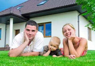 Powiększ obraz: Tata, mama i dziecko. Zdjęcie z fotobazy GUS.