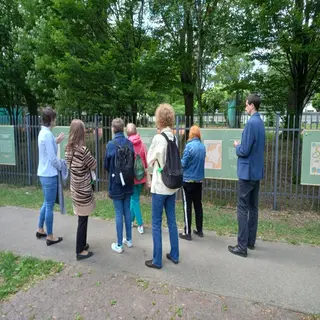 Powiększ obraz: Uczestnicy spotkania przy wystawie plenerowej
