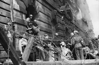 Powiększ obraz: Powstanie Warszawskie. Śródmieście Północne, grupa powstańców przed gmachem Polskiej Akcyjnej Spółki Telefonicznej, 1944 r.