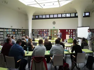Powiększ obraz: Spotkanie w czytelni