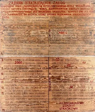 Powiększ obraz: Tablice z zapisem 21 postulatów z sierpnia 1980 r.
