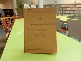 Powiększ obraz: Publikacja Ruch naturalny ludności w Polsce na stole czytelni CBS