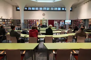 Powiększ obraz: Uczestnicy spotkania autorskiego w czytelni