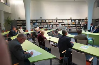 Powiększ obraz: Uczestnicy seminarium naukowego w czytelni