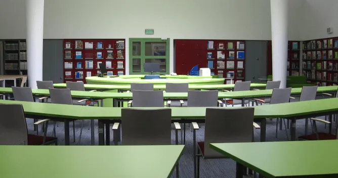 Biurka w czytelni Centralnej Biblioteki Statystycznej